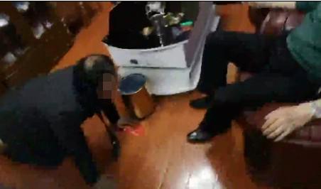 新疆：“名律师”竟无执业证 涉嫌诈骗罪被提起公诉
